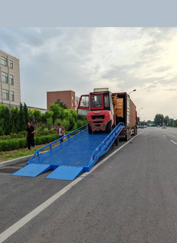 HY移動(dòng)登車橋 HY移動(dòng)登車橋